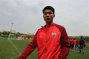 乐动体育官直播- 这也行？今夜夏洛特黄蜂备战中超山东泰山围绕荷甲官宣签约，关键时刻法兰克福强势反弹