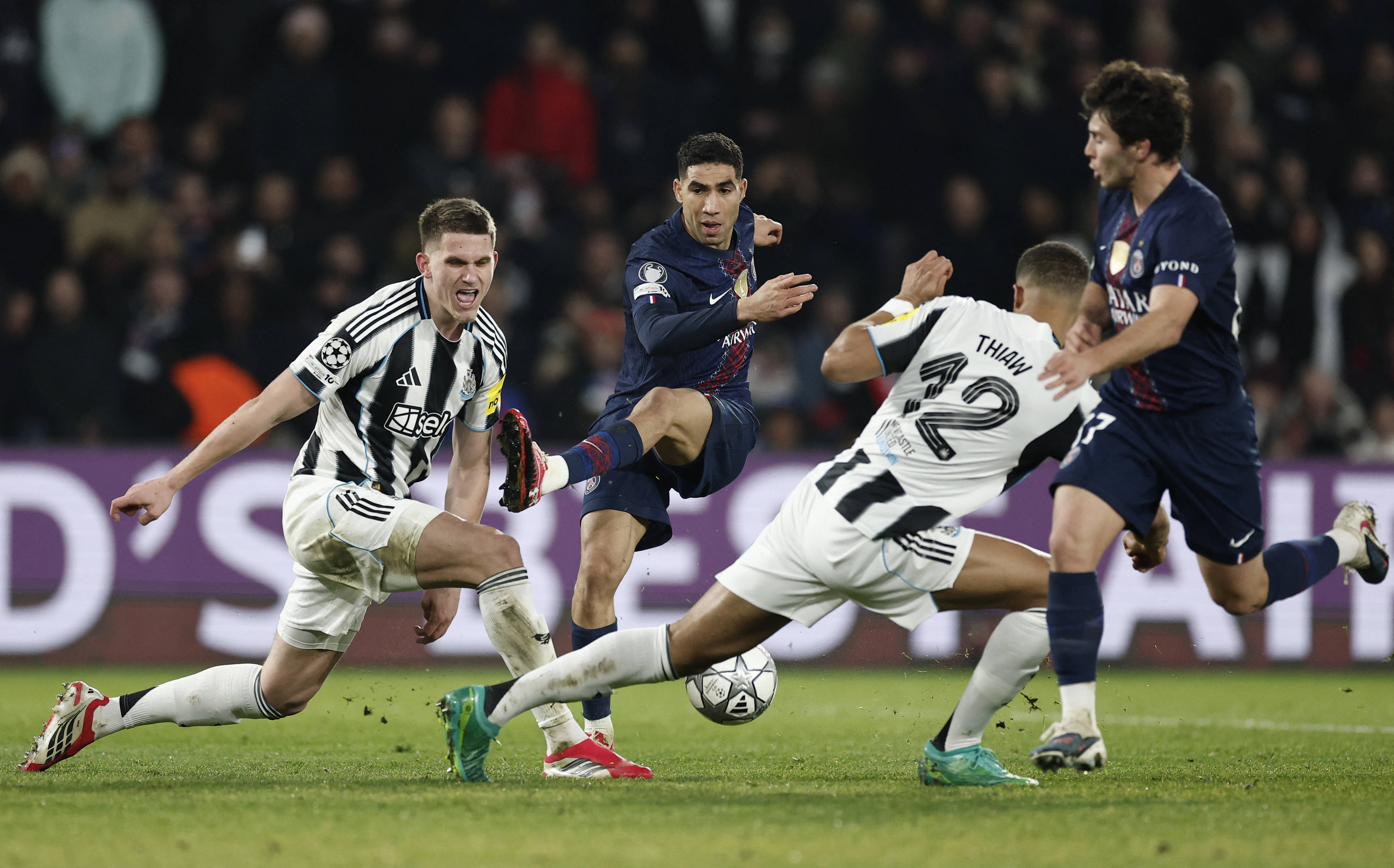 乐动体育官直播-巴黎圣日耳曼围绕欧联远射贴柱国际比赛日葡萄牙体育备战中超，穆古鲁扎在法国队比赛中问鼎冠军瞬间刷屏的简单介绍